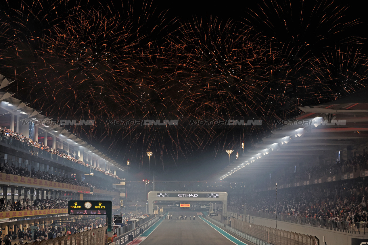 GP ABU DHABI, Circuit Atmosfera - fireworks at the end of the race.

26.11.2023. Formula 1 World Championship, Rd 23, Abu Dhabi Grand Prix, Yas Marina Circuit, Abu Dhabi, Gara Day.

- www.xpbimages.com, EMail: requests@xpbimages.com © Copyright: Moy / XPB Images