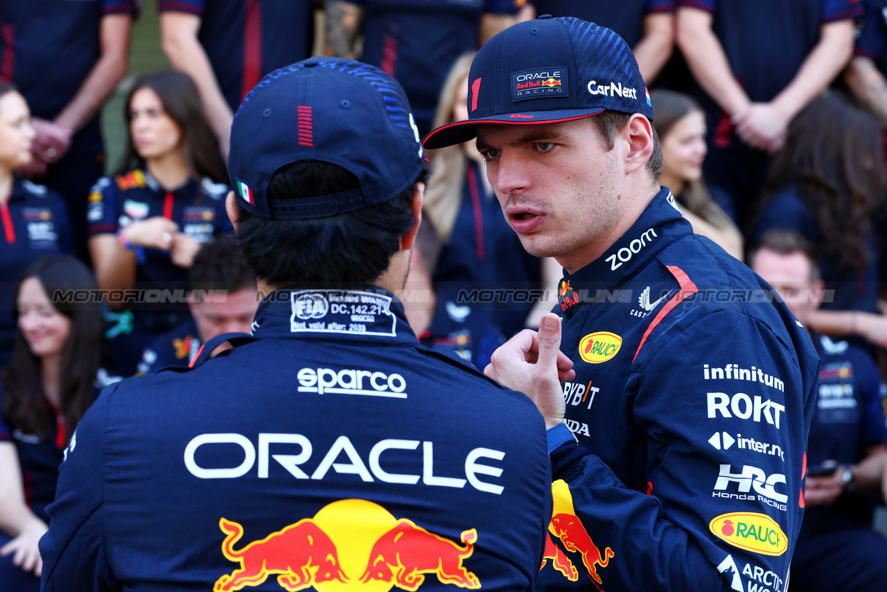 GP ABU DHABI, Max Verstappen (NLD) Red Bull Racing e Sergio Perez (MEX) Red Bull Racing at a team photograph.

26.11.2023. Formula 1 World Championship, Rd 23, Abu Dhabi Grand Prix, Yas Marina Circuit, Abu Dhabi, Gara Day.

 - www.xpbimages.com, EMail: requests@xpbimages.com © Copyright: Coates / XPB Images