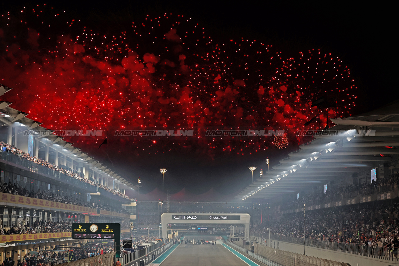 GP ABU DHABI, Circuit Atmosfera - fireworks at the end of the race.

26.11.2023. Formula 1 World Championship, Rd 23, Abu Dhabi Grand Prix, Yas Marina Circuit, Abu Dhabi, Gara Day.

- www.xpbimages.com, EMail: requests@xpbimages.com © Copyright: Moy / XPB Images