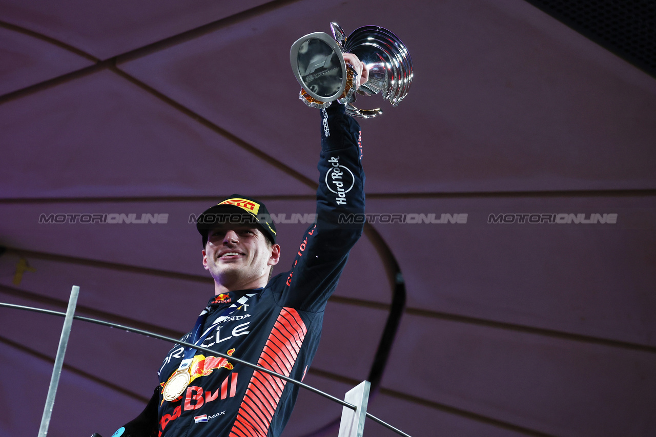 GP ABU DHABI, Gara winner Max Verstappen (NLD) Red Bull Racing celebrates on the podium.

26.11.2023. Formula 1 World Championship, Rd 23, Abu Dhabi Grand Prix, Yas Marina Circuit, Abu Dhabi, Gara Day.

- www.xpbimages.com, EMail: requests@xpbimages.com © Copyright: Moy / XPB Images