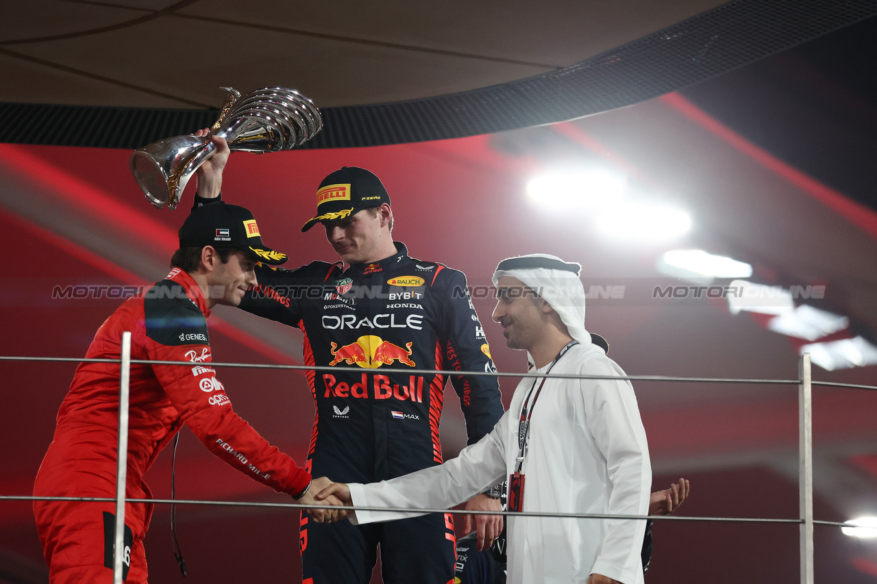 GP ABU DHABI, (L to R): Charles Leclerc (MON) Ferrari celebrates his second position on the podium with vincitore Max Verstappen (NLD) Red Bull Racing.

26.11.2023. Formula 1 World Championship, Rd 23, Abu Dhabi Grand Prix, Yas Marina Circuit, Abu Dhabi, Gara Day.

- www.xpbimages.com, EMail: requests@xpbimages.com © Copyright: Moy / XPB Images