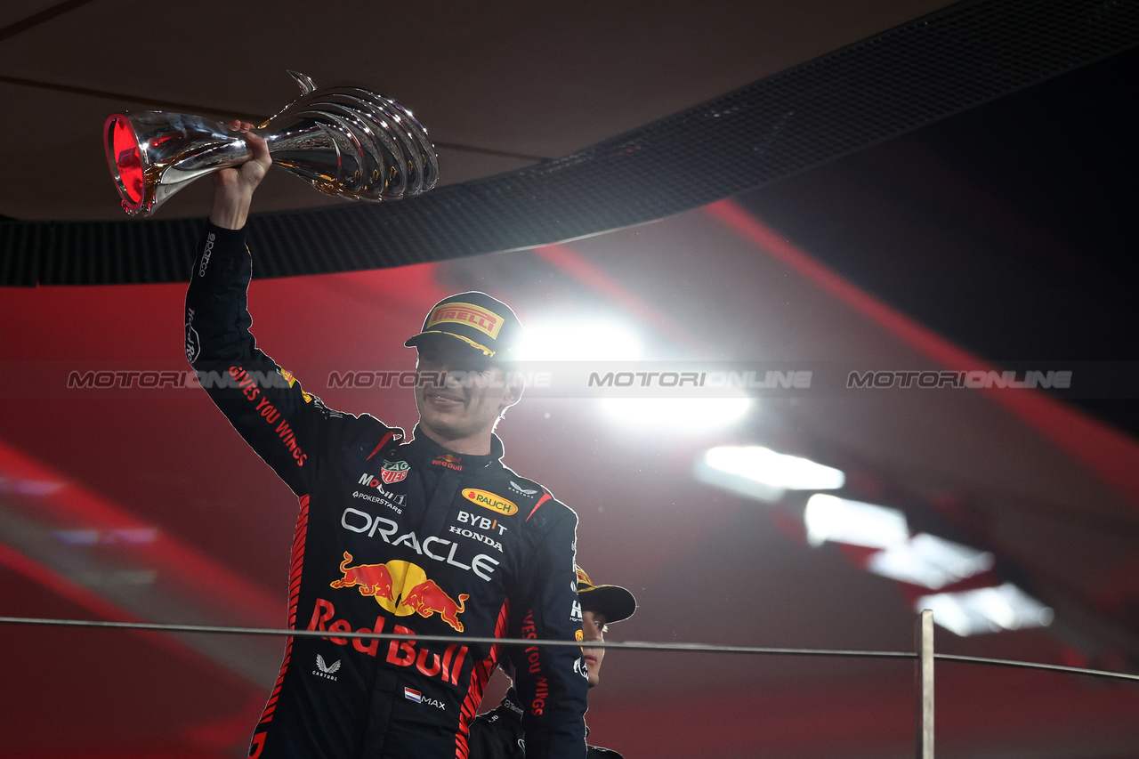 GP ABU DHABI, Gara winner Max Verstappen (NLD) Red Bull Racing celebrates on the podium.

26.11.2023. Formula 1 World Championship, Rd 23, Abu Dhabi Grand Prix, Yas Marina Circuit, Abu Dhabi, Gara Day.

- www.xpbimages.com, EMail: requests@xpbimages.com © Copyright: Moy / XPB Images