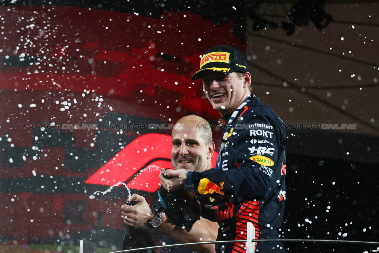 GP ABU DHABI, Gara winner Max Verstappen (NLD) Red Bull Racing celebrates on the podium with Jamie Meades (GBR) Red Bull Racing Head Of Supply Chain Operations.

26.11.2023. Formula 1 World Championship, Rd 23, Abu Dhabi Grand Prix, Yas Marina Circuit, Abu Dhabi, Gara Day.

- www.xpbimages.com, EMail: requests@xpbimages.com © Copyright: Moy / XPB Images