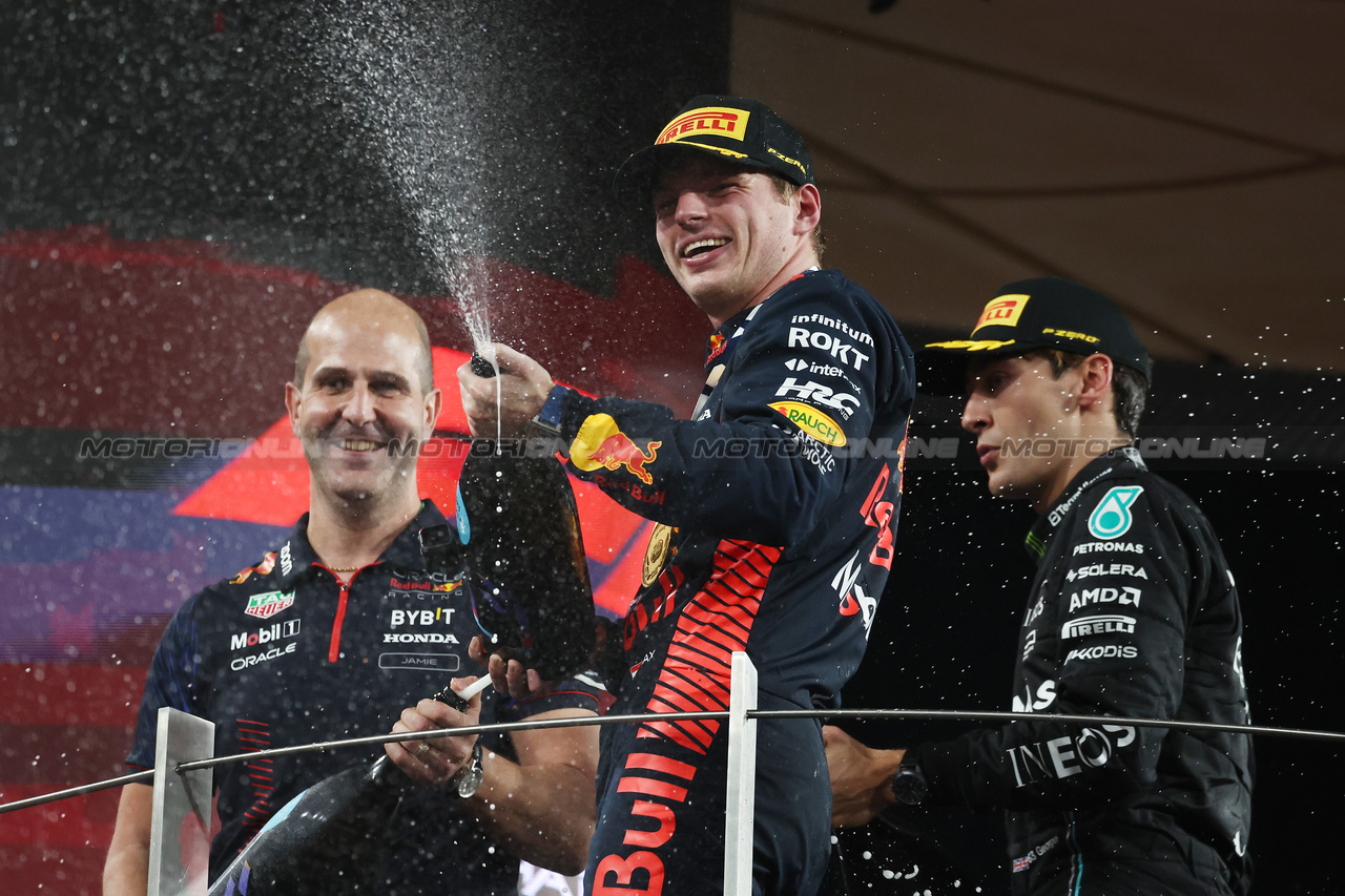 GP ABU DHABI, Gara winner Max Verstappen (NLD) Red Bull Racing celebrates on the podium with Jamie Meades (GBR) Red Bull Racing Head Of Supply Chain Operations e George Russell (GBR) Mercedes AMG F1 on the podium.

26.11.2023. Formula 1 World Championship, Rd 23, Abu Dhabi Grand Prix, Yas Marina Circuit, Abu Dhabi, Gara Day.

- www.xpbimages.com, EMail: requests@xpbimages.com © Copyright: Moy / XPB Images