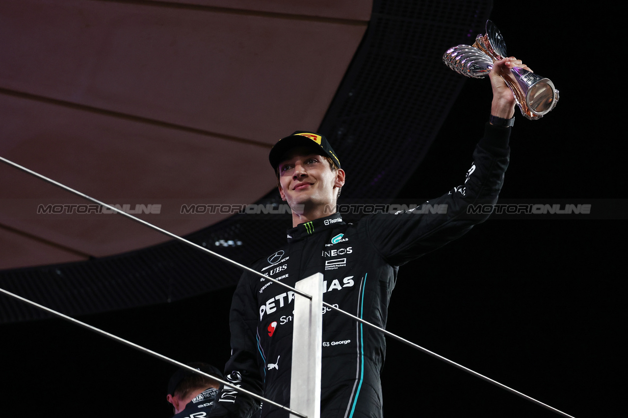 GP ABU DHABI, George Russell (GBR) Mercedes AMG F1 celebrates his third position on the podium.

26.11.2023. Formula 1 World Championship, Rd 23, Abu Dhabi Grand Prix, Yas Marina Circuit, Abu Dhabi, Gara Day.

- www.xpbimages.com, EMail: requests@xpbimages.com © Copyright: Moy / XPB Images