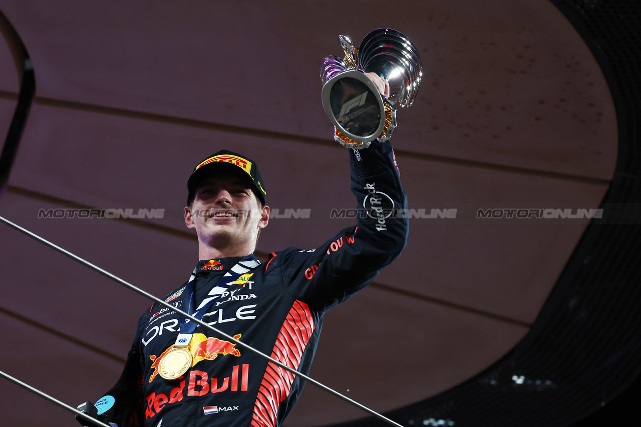 GP ABU DHABI, Gara winner Max Verstappen (NLD) Red Bull Racing celebrates on the podium.

26.11.2023. Formula 1 World Championship, Rd 23, Abu Dhabi Grand Prix, Yas Marina Circuit, Abu Dhabi, Gara Day.

- www.xpbimages.com, EMail: requests@xpbimages.com © Copyright: Moy / XPB Images