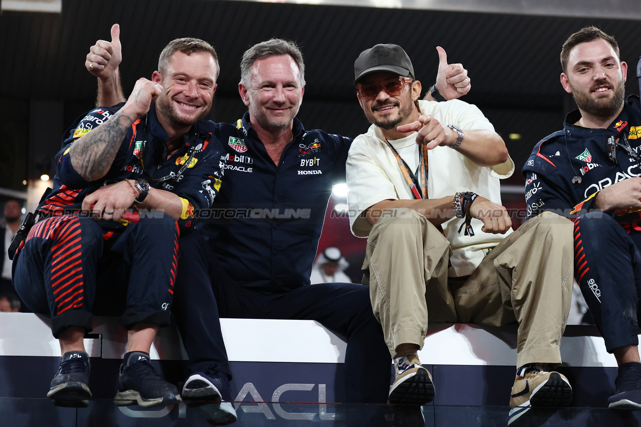 GP ABU DHABI, Christian Horner (GBR) Red Bull Racing Team Principal celebrates at the podium with Orlando Bloom (GBR) Actor. 

26.11.2023. Formula 1 World Championship, Rd 23, Abu Dhabi Grand Prix, Yas Marina Circuit, Abu Dhabi, Gara Day.

- www.xpbimages.com, EMail: requests@xpbimages.com © Copyright: Moy / XPB Images