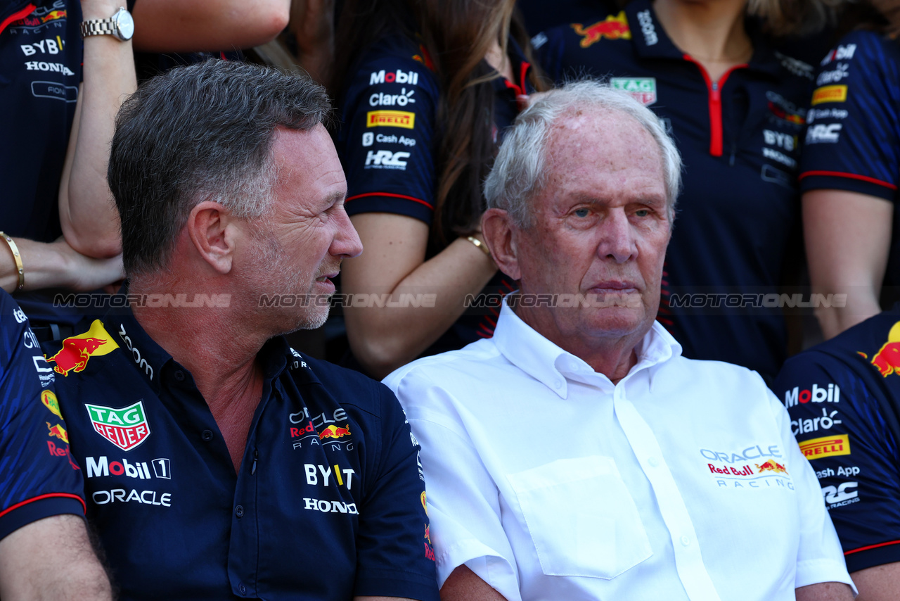 GP ABU DHABI, (L to R): Christian Horner (GBR) Red Bull Racing Team Principal e Dr Helmut Marko (AUT) Red Bull Motorsport Consultant at a team photograph.

26.11.2023. Formula 1 World Championship, Rd 23, Abu Dhabi Grand Prix, Yas Marina Circuit, Abu Dhabi, Gara Day.

 - www.xpbimages.com, EMail: requests@xpbimages.com © Copyright: Coates / XPB Images