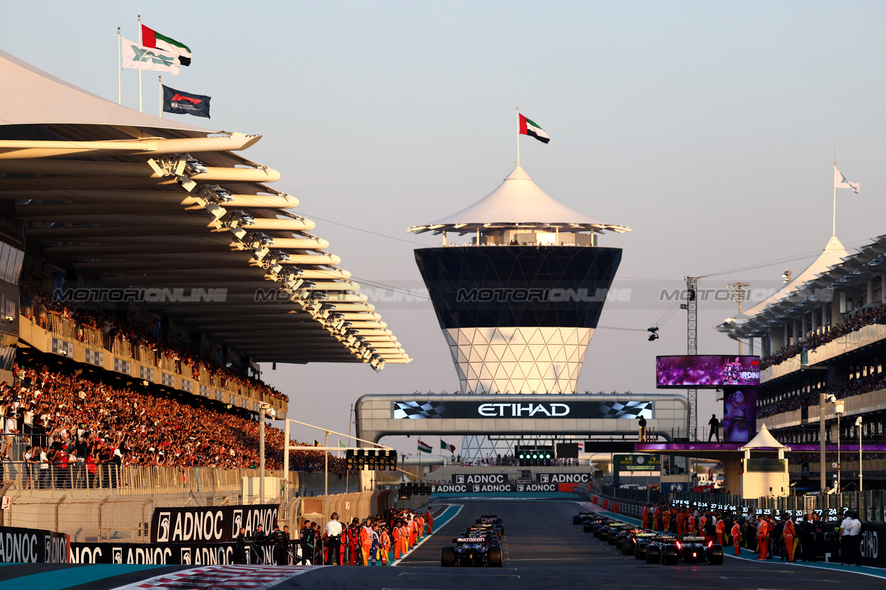 GP ABU DHABI, Logan Sargeant (USA), Williams F1 Team  
26.11.2023. Formula 1 World Championship, Rd 23, Abu Dhabi Grand Prix, Yas Marina Circuit, Abu Dhabi, Gara Day.
- www.xpbimages.com, EMail: requests@xpbimages.com © Copyright: Charniaux / XPB Images