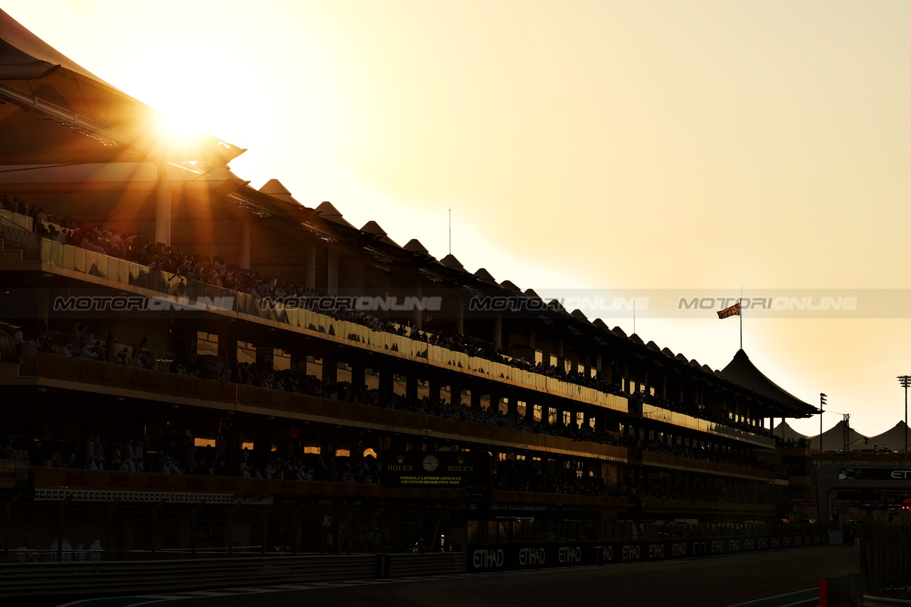 GP ABU DHABI, Circuit Atmosfera - sunset.

26.11.2023. Formula 1 World Championship, Rd 23, Abu Dhabi Grand Prix, Yas Marina Circuit, Abu Dhabi, Gara Day.

- www.xpbimages.com, EMail: requests@xpbimages.com © Copyright: Moy / XPB Images