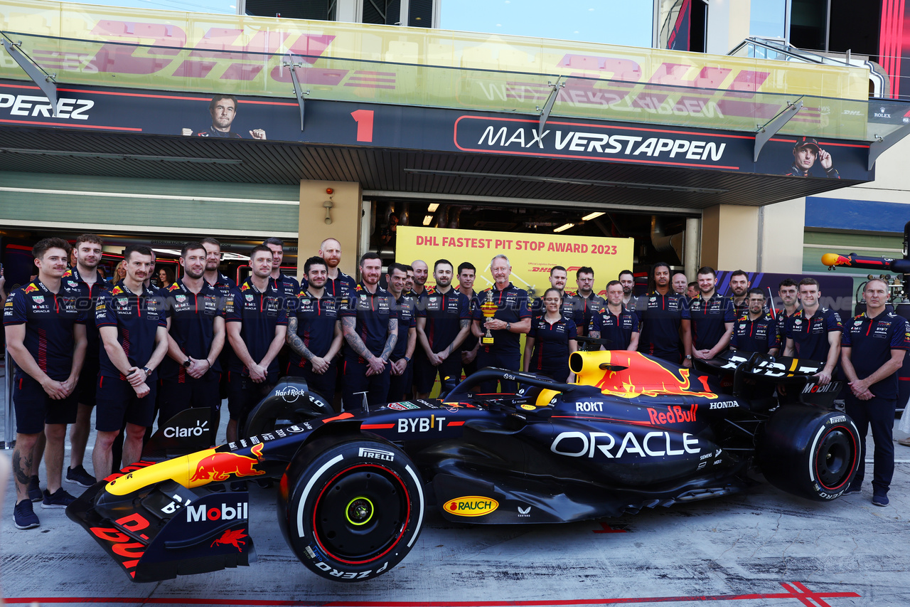 GP ABU DHABI, Jonathan Wheatley (GBR) Red Bull Racing Team Manager e team with the DHL Fastest Pit Stop Award.

26.11.2023. Formula 1 World Championship, Rd 23, Abu Dhabi Grand Prix, Yas Marina Circuit, Abu Dhabi, Gara Day.

- www.xpbimages.com, EMail: requests@xpbimages.com © Copyright: Batchelor / XPB Images