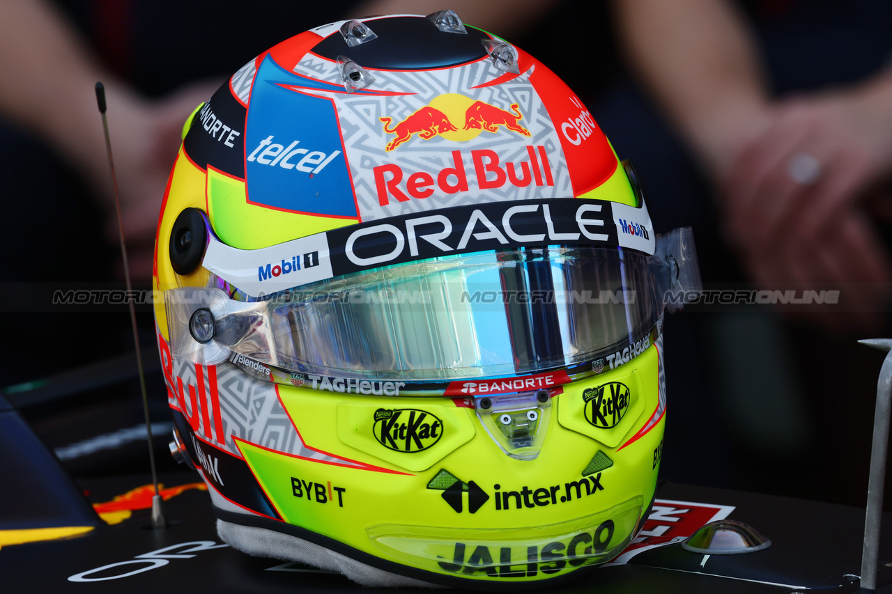 GP ABU DHABI, The helmet of Sergio Perez (MEX) Red Bull Racing at a team photograph.

26.11.2023. Formula 1 World Championship, Rd 23, Abu Dhabi Grand Prix, Yas Marina Circuit, Abu Dhabi, Gara Day.

- www.xpbimages.com, EMail: requests@xpbimages.com © Copyright: Batchelor / XPB Images