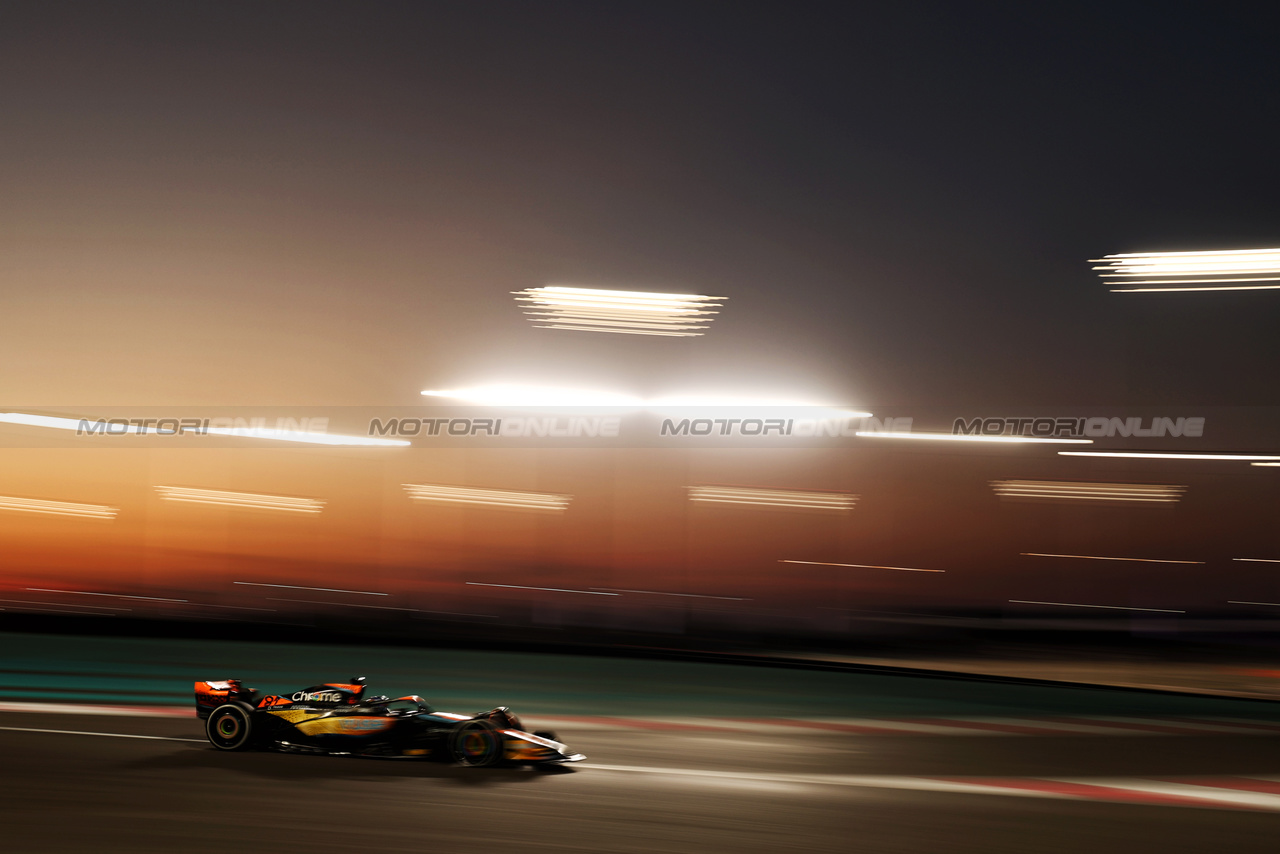 GP ABU DHABI, Lando Norris (GBR) McLaren MCL60.

26.11.2023. Formula 1 World Championship, Rd 23, Abu Dhabi Grand Prix, Yas Marina Circuit, Abu Dhabi, Gara Day.

- www.xpbimages.com, EMail: requests@xpbimages.com © Copyright: Moy / XPB Images
