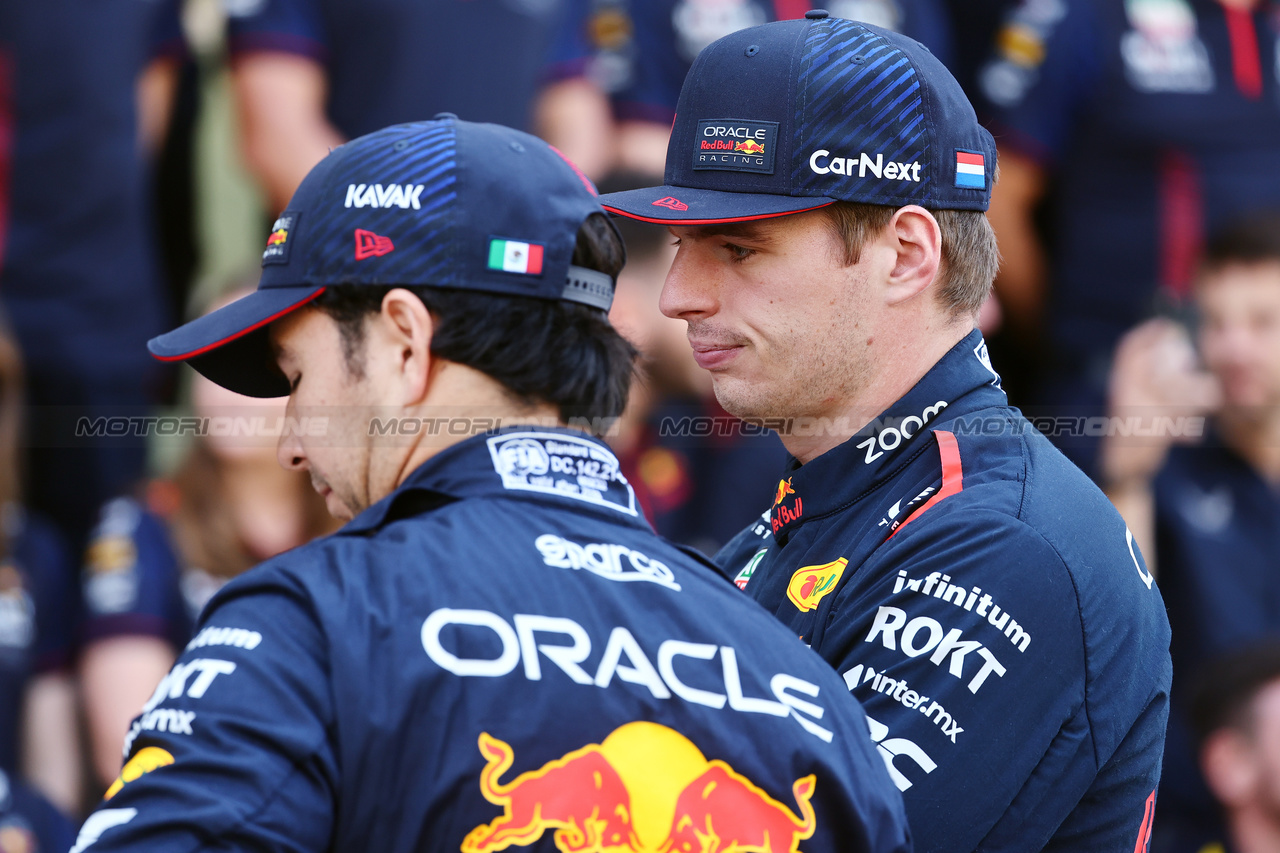 GP ABU DHABI, (L to R): Sergio Perez (MEX) Red Bull Racing e Max Verstappen (NLD) Red Bull Racing at a team photograph.

26.11.2023. Formula 1 World Championship, Rd 23, Abu Dhabi Grand Prix, Yas Marina Circuit, Abu Dhabi, Gara Day.

- www.xpbimages.com, EMail: requests@xpbimages.com © Copyright: Batchelor / XPB Images