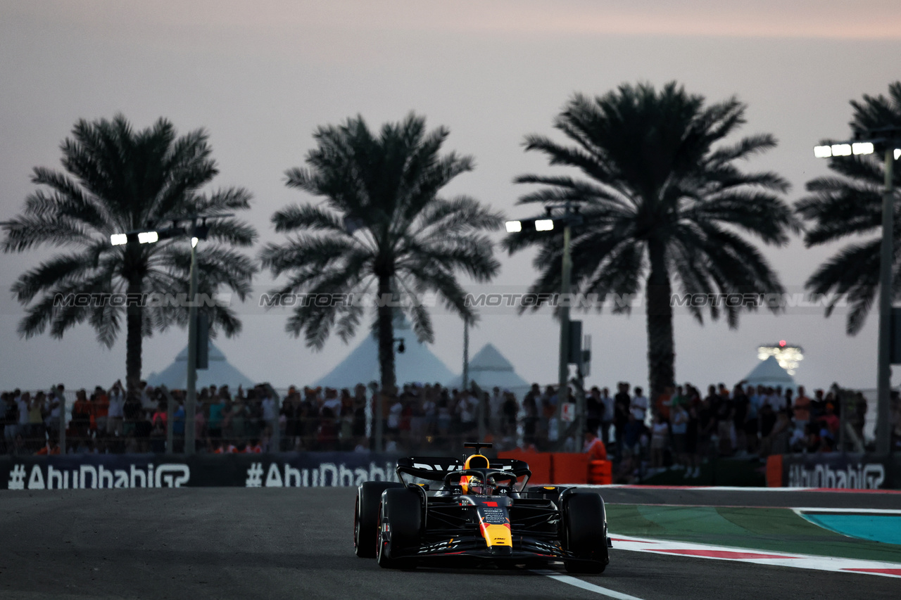 GP ABU DHABI, Max Verstappen (NLD) Red Bull Racing RB19.

26.11.2023. Formula 1 World Championship, Rd 23, Abu Dhabi Grand Prix, Yas Marina Circuit, Abu Dhabi, Gara Day.

- www.xpbimages.com, EMail: requests@xpbimages.com © Copyright: Moy / XPB Images