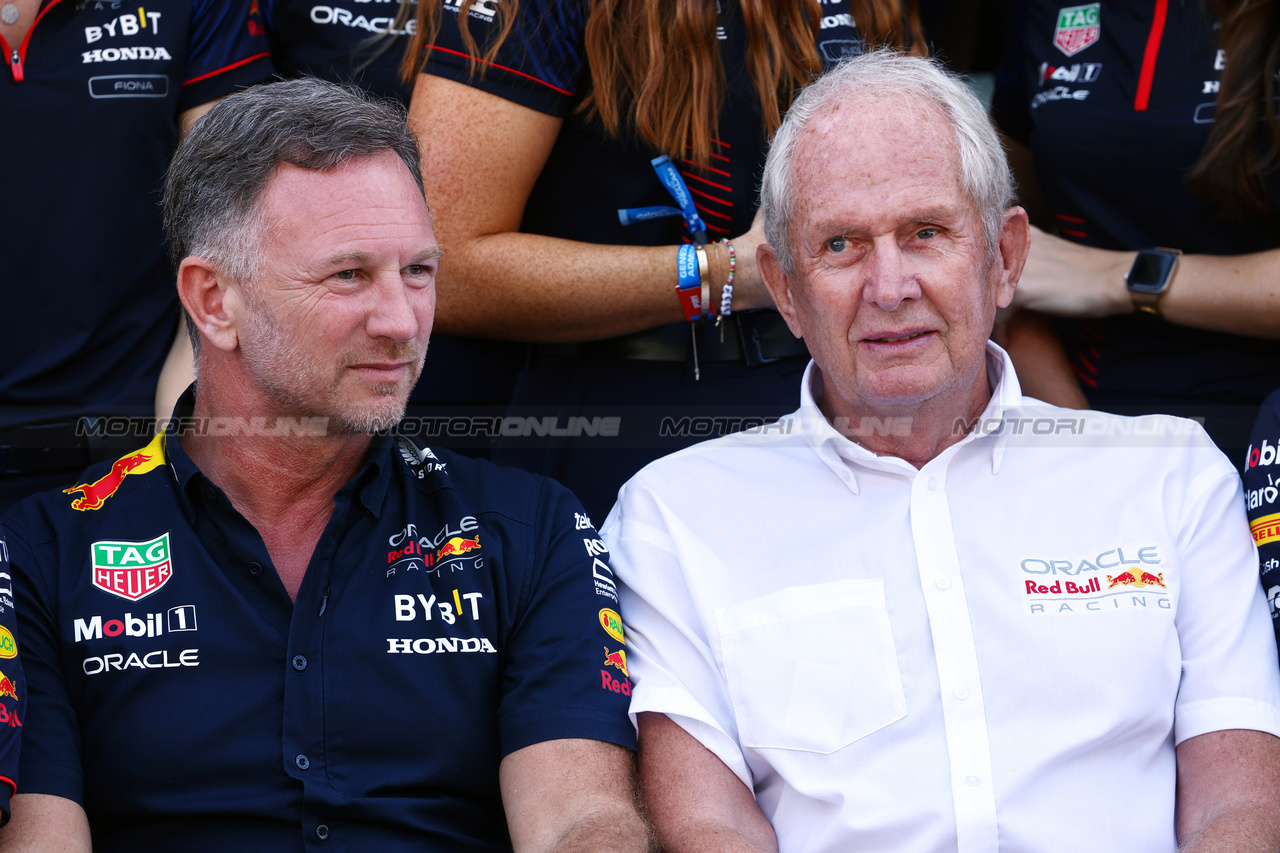 GP ABU DHABI, (L to R): Christian Horner (GBR) Red Bull Racing Team Principal e Dr Helmut Marko (AUT) Red Bull Motorsport Consultant at a team photograph.

26.11.2023. Formula 1 World Championship, Rd 23, Abu Dhabi Grand Prix, Yas Marina Circuit, Abu Dhabi, Gara Day.

- www.xpbimages.com, EMail: requests@xpbimages.com © Copyright: Batchelor / XPB Images