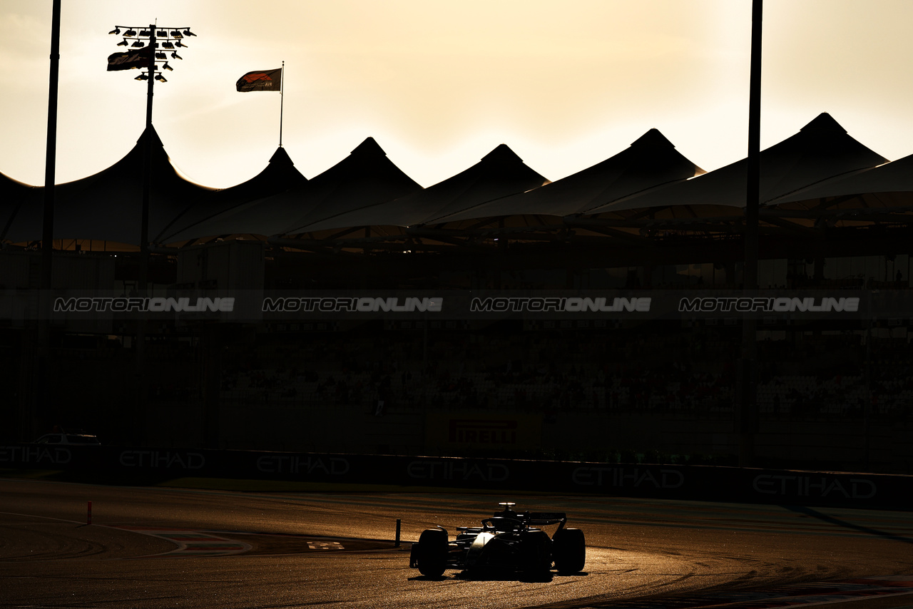 GP ABU DHABI, Zhou Guanyu (CHN) Alfa Romeo F1 Team C43.

26.11.2023. Formula 1 World Championship, Rd 23, Abu Dhabi Grand Prix, Yas Marina Circuit, Abu Dhabi, Gara Day.

- www.xpbimages.com, EMail: requests@xpbimages.com © Copyright: Moy / XPB Images