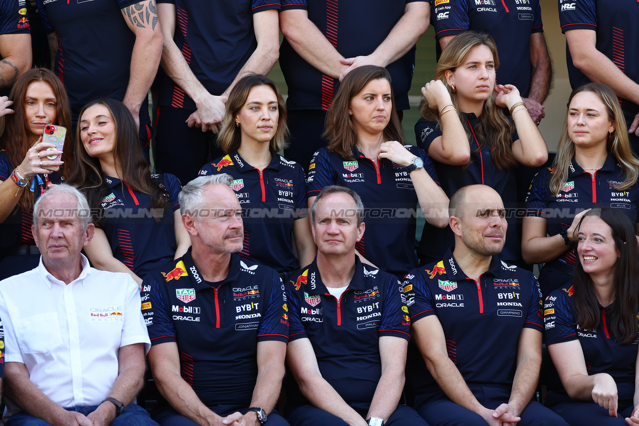 GP ABU DHABI, (L to R): Dr Helmut Marko (AUT) Red Bull Motorsport Consultant; Jonathan Wheatley (GBR) Red Bull Racing Team Manager; Paul Monaghan (GBR) Red Bull Racing Chief Engineer; Gianpiero Lambiase (ITA) Red Bull Racing Engineer; e Hannah Schmitz (GBR) Red Bull Racing Senior Strategy Engineer, at a team photograph.

26.11.2023. Formula 1 World Championship, Rd 23, Abu Dhabi Grand Prix, Yas Marina Circuit, Abu Dhabi, Gara Day.

- www.xpbimages.com, EMail: requests@xpbimages.com © Copyright: Batchelor / XPB Images