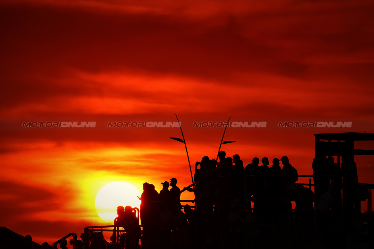 GP ABU DHABI, Circuit Atmosfera - sunset.

26.11.2023. Formula 1 World Championship, Rd 23, Abu Dhabi Grand Prix, Yas Marina Circuit, Abu Dhabi, Gara Day.

- www.xpbimages.com, EMail: requests@xpbimages.com © Copyright: Moy / XPB Images