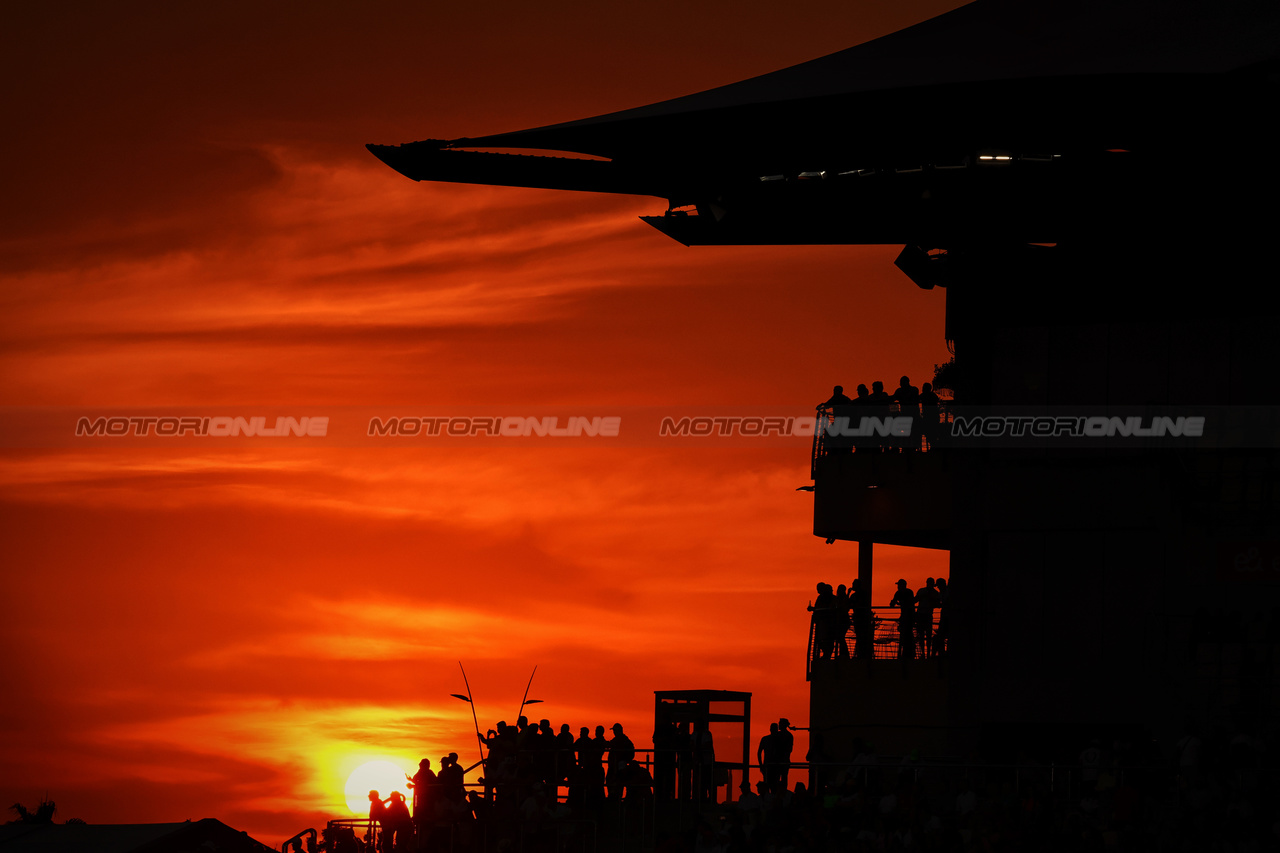 GP ABU DHABI, Circuit Atmosfera - sunset.

26.11.2023. Formula 1 World Championship, Rd 23, Abu Dhabi Grand Prix, Yas Marina Circuit, Abu Dhabi, Gara Day.

- www.xpbimages.com, EMail: requests@xpbimages.com © Copyright: Moy / XPB Images