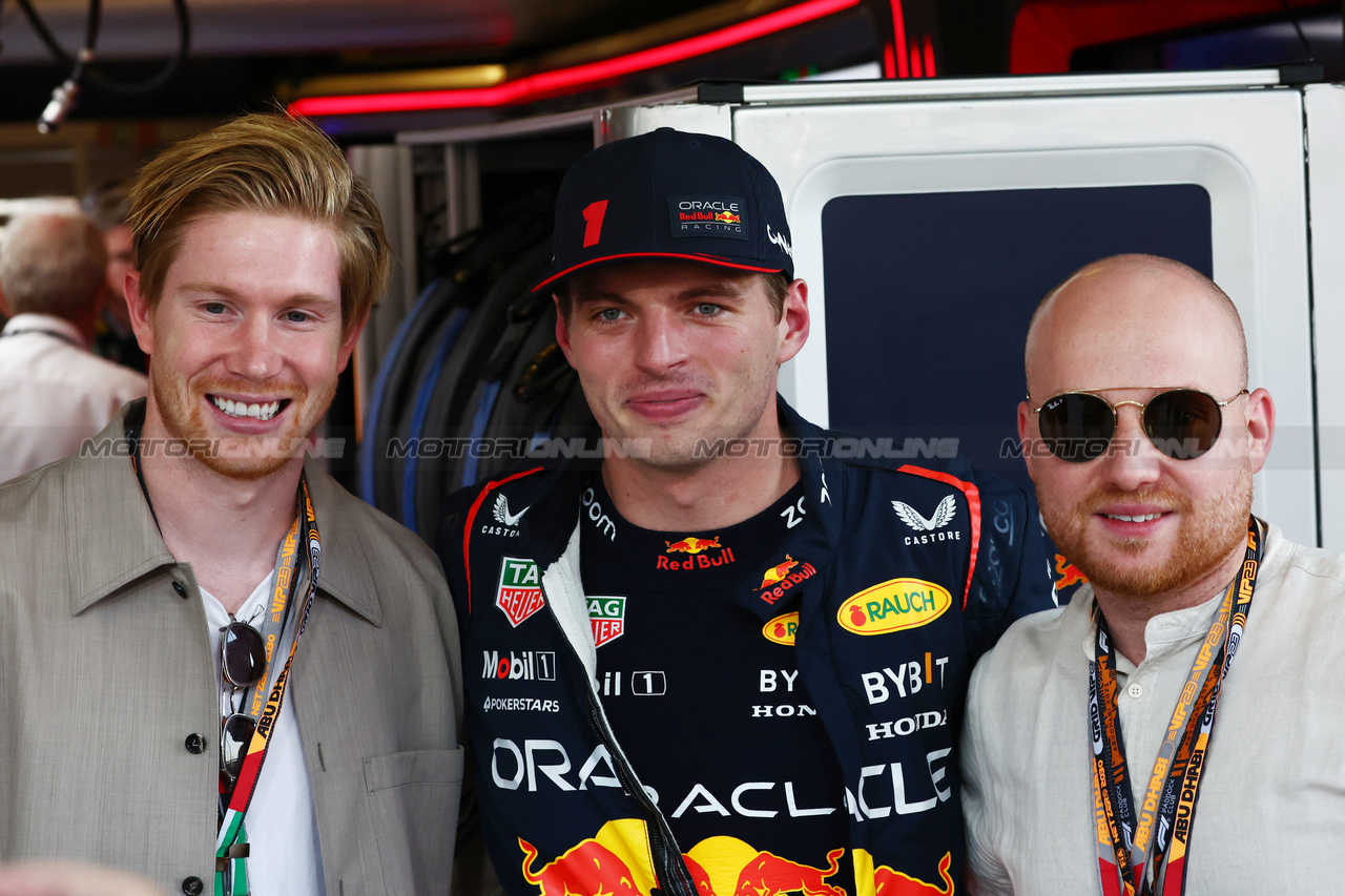 GP ABU DHABI, Max Verstappen (NLD) Red Bull Racing with guests.

26.11.2023. Formula 1 World Championship, Rd 23, Abu Dhabi Grand Prix, Yas Marina Circuit, Abu Dhabi, Gara Day.

 - www.xpbimages.com, EMail: requests@xpbimages.com © Copyright: Coates / XPB Images