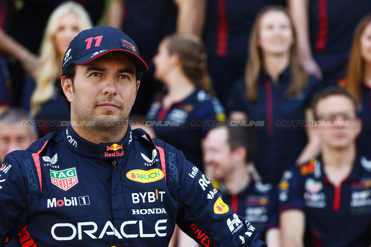 GP ABU DHABI, Sergio Perez (MEX) Red Bull Racing at a team photograph.

26.11.2023. Formula 1 World Championship, Rd 23, Abu Dhabi Grand Prix, Yas Marina Circuit, Abu Dhabi, Gara Day.

- www.xpbimages.com, EMail: requests@xpbimages.com © Copyright: Batchelor / XPB Images