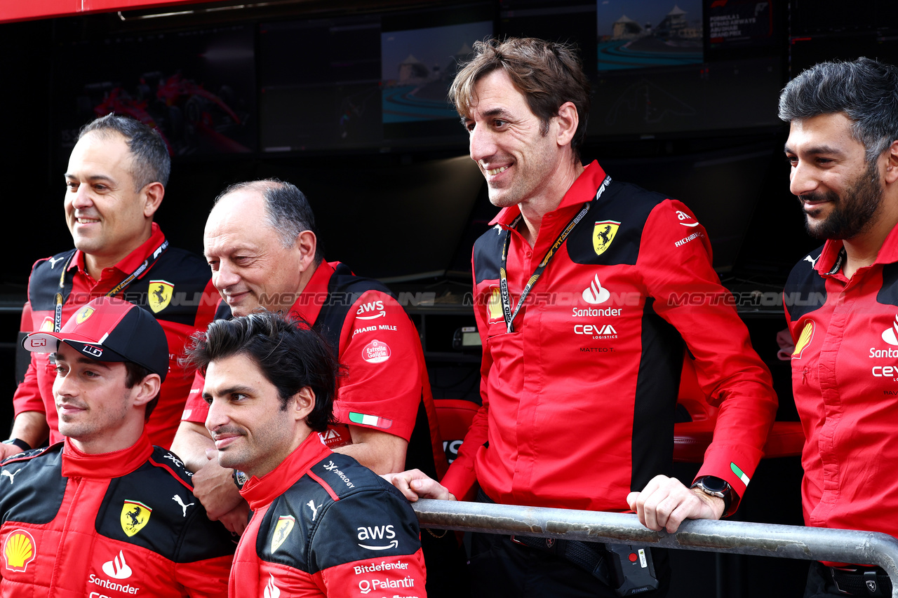 GP ABU DHABI, Charles Leclerc (MON) Ferrari; Carlos Sainz Jr (ESP) Ferrari; Diego Ioverno (ITA) Ferrari Sporting Director; Frederic Vasseur (FRA) Ferrari Team Principal; e Matteo Togninalli (ITA) Ferrari Chief Gara Engineer.

26.11.2023. Formula 1 World Championship, Rd 23, Abu Dhabi Grand Prix, Yas Marina Circuit, Abu Dhabi, Gara Day.

 - www.xpbimages.com, EMail: requests@xpbimages.com © Copyright: Coates / XPB Images