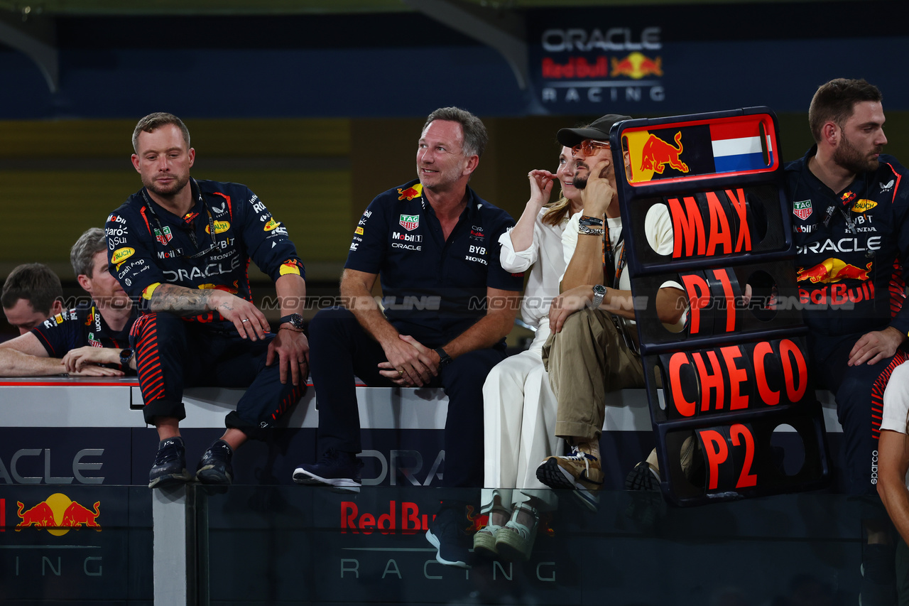 GP ABU DHABI, (L to R): Christian Horner (GBR) Red Bull Racing Team Principal celebrates at the podium with wife Geri Horner (GBR) Singer e Orlando Bloom (GBR) Actor.

26.11.2023. Formula 1 World Championship, Rd 23, Abu Dhabi Grand Prix, Yas Marina Circuit, Abu Dhabi, Gara Day.

 - www.xpbimages.com, EMail: requests@xpbimages.com © Copyright: Coates / XPB Images