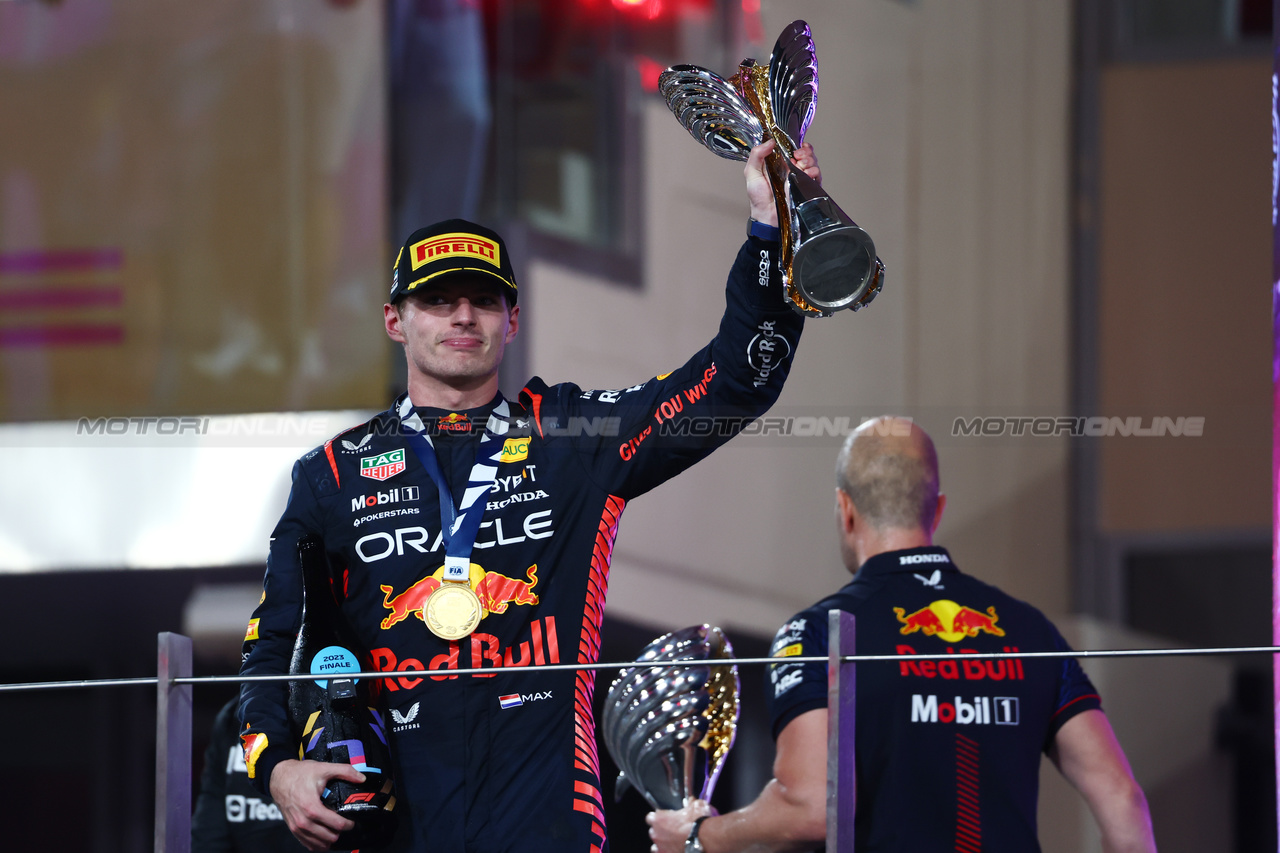 GP ABU DHABI, Gara winner Max Verstappen (NLD) Red Bull Racing celebrates on the podium.

26.11.2023. Formula 1 World Championship, Rd 23, Abu Dhabi Grand Prix, Yas Marina Circuit, Abu Dhabi, Gara Day.

 - www.xpbimages.com, EMail: requests@xpbimages.com © Copyright: Coates / XPB Images