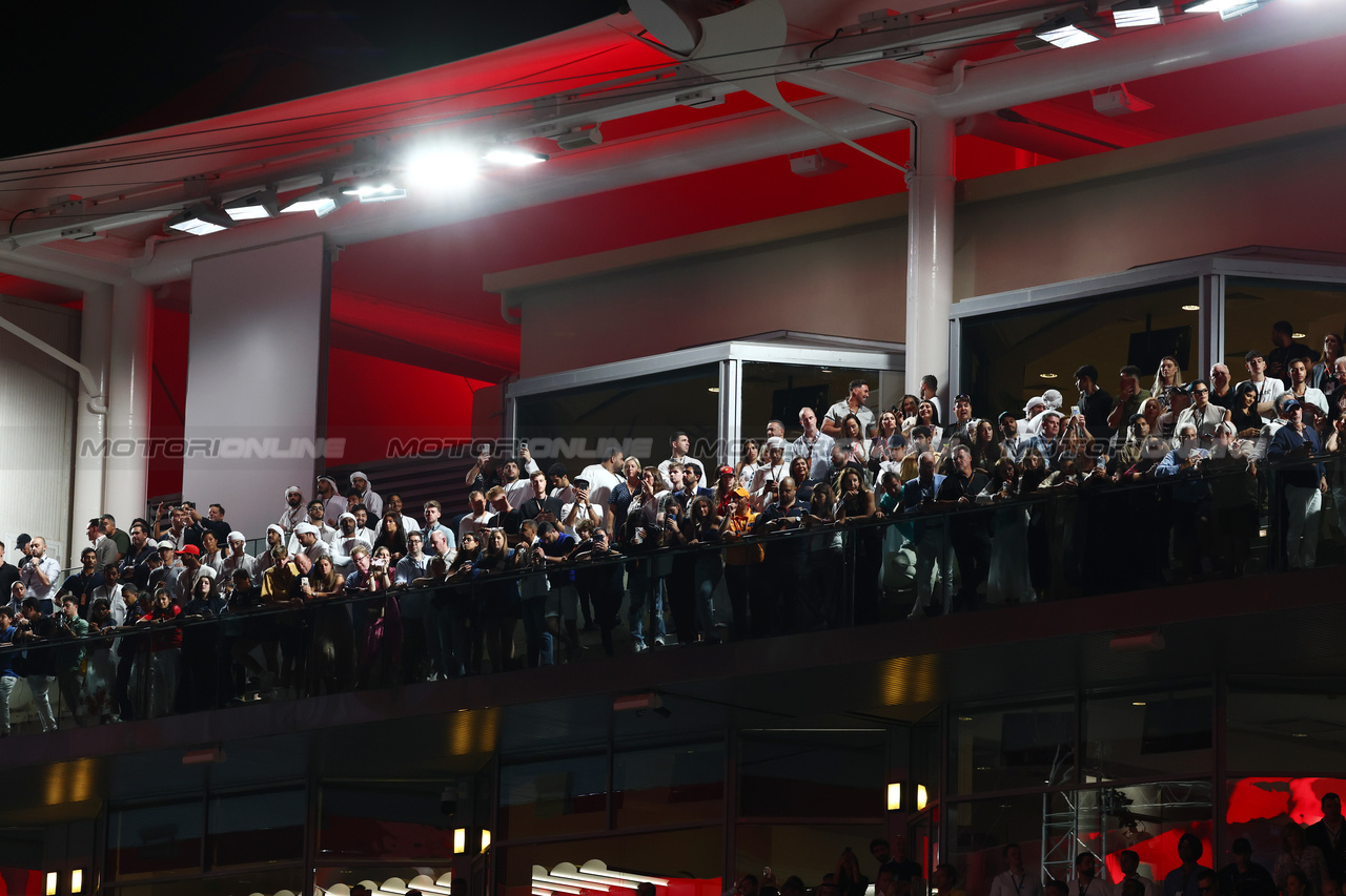 GP ABU DHABI, Circuit Atmosfera - fans.

26.11.2023. Formula 1 World Championship, Rd 23, Abu Dhabi Grand Prix, Yas Marina Circuit, Abu Dhabi, Gara Day.

 - www.xpbimages.com, EMail: requests@xpbimages.com © Copyright: Coates / XPB Images