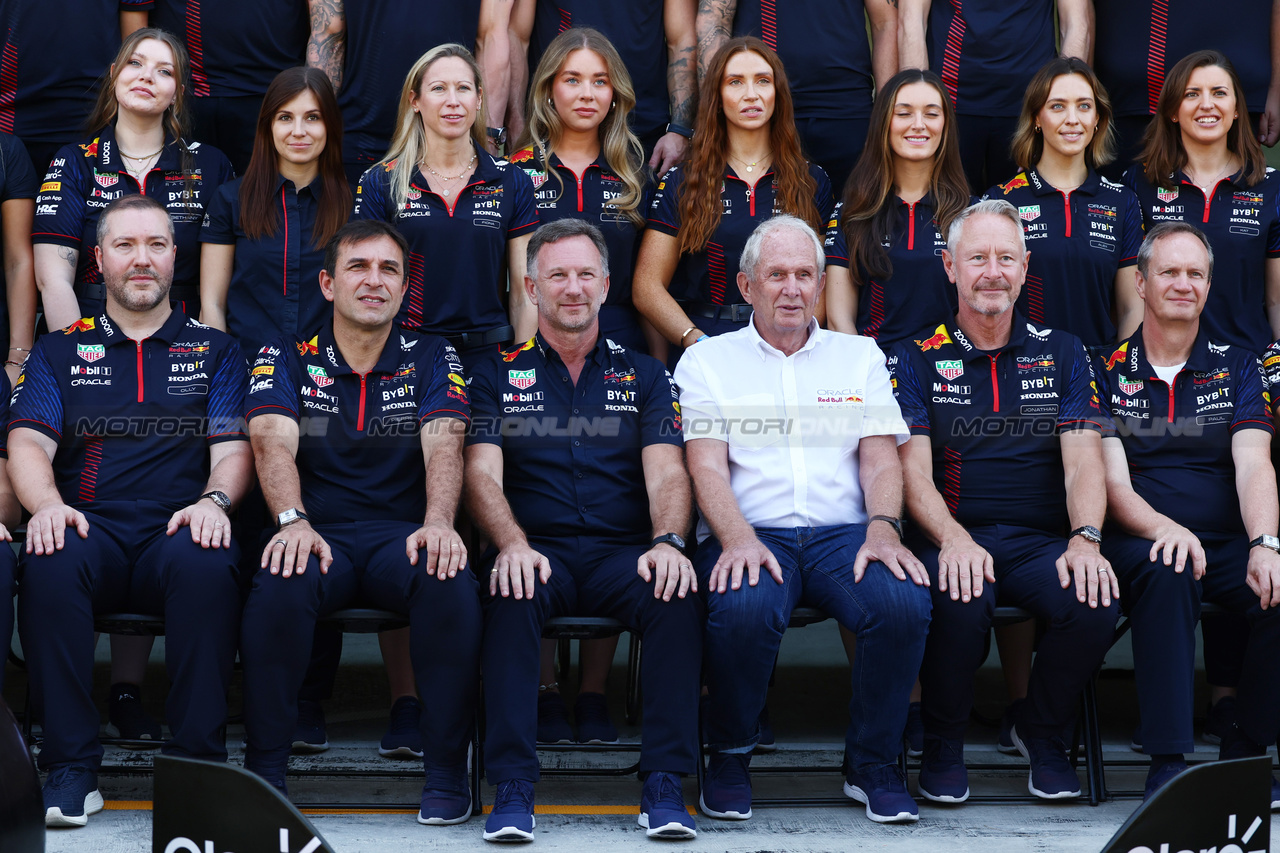 GP ABU DHABI, (L to R): Pierre Wache (FRA) Red Bull Racing Technical Director; Christian Horner (GBR) Red Bull Racing Team Principal; Dr Helmut Marko (AUT) Red Bull Motorsport Consultant; Jonathan Wheatley (GBR) Red Bull Racing Team Manager; e Paul Monaghan (GBR) Red Bull Racing Chief Engineer, at a team photograph.

26.11.2023. Formula 1 World Championship, Rd 23, Abu Dhabi Grand Prix, Yas Marina Circuit, Abu Dhabi, Gara Day.

- www.xpbimages.com, EMail: requests@xpbimages.com © Copyright: Batchelor / XPB Images