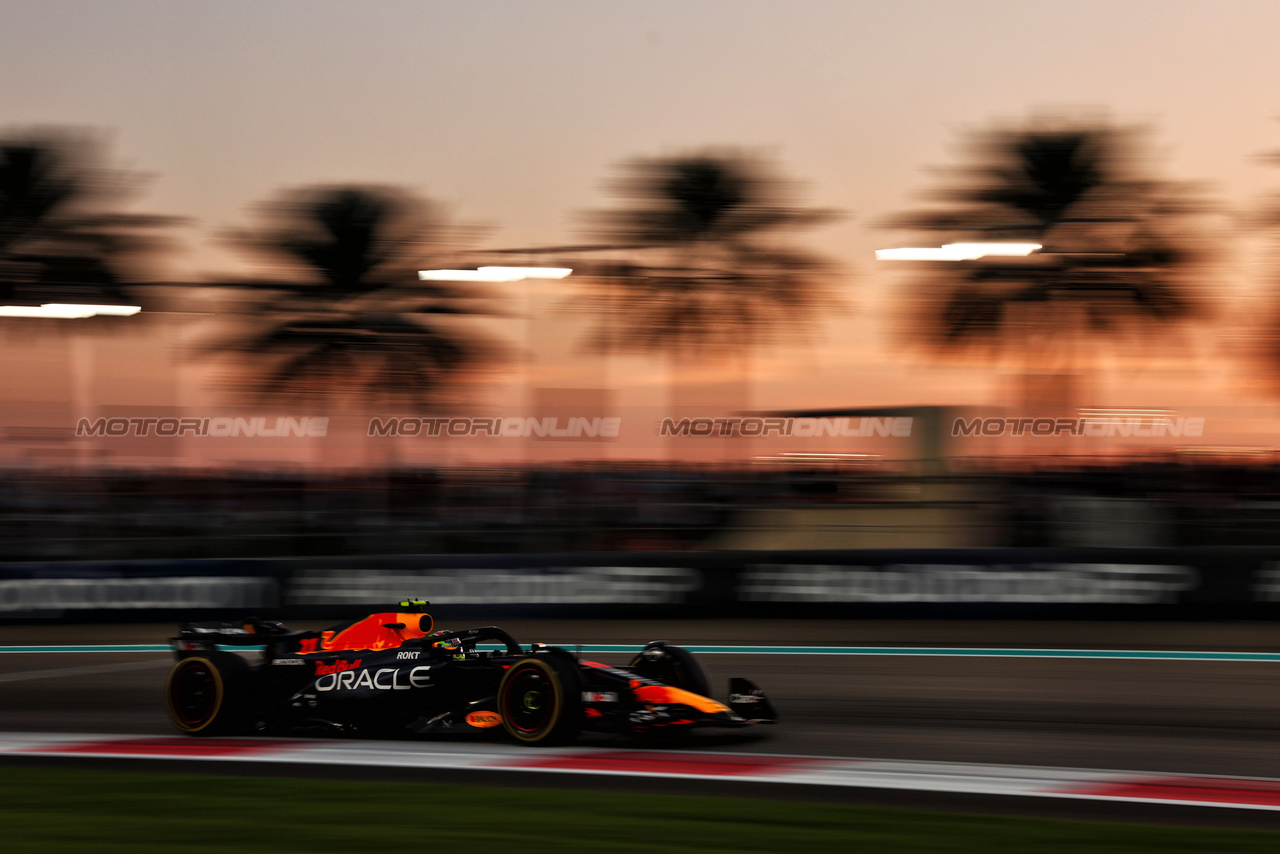 GP ABU DHABI, Sergio Perez (MEX) Red Bull Racing RB19.

26.11.2023. Formula 1 World Championship, Rd 23, Abu Dhabi Grand Prix, Yas Marina Circuit, Abu Dhabi, Gara Day.

 - www.xpbimages.com, EMail: requests@xpbimages.com © Copyright: Coates / XPB Images