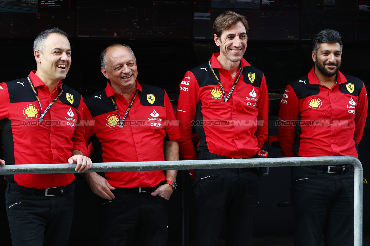 GP ABU DHABI, (L to R): Diego Ioverno (ITA) Ferrari Sporting Director; Frederic Vasseur (FRA) Ferrari Team Principal; Matteo Togninalli (ITA) Ferrari Chief Gara Engineer.

26.11.2023. Formula 1 World Championship, Rd 23, Abu Dhabi Grand Prix, Yas Marina Circuit, Abu Dhabi, Gara Day.

 - www.xpbimages.com, EMail: requests@xpbimages.com © Copyright: Coates / XPB Images