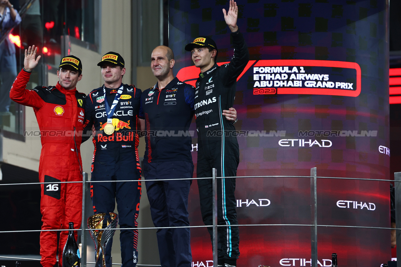 GP ABU DHABI, The podium (L to R): Charles Leclerc (MON) Ferrari, second; Max Verstappen (NLD) Red Bull Racing, vincitore; Jamie Meades (GBR) Red Bull Racing Head Of Supply Chain Operations; George Russell (GBR) Mercedes AMG F1, third.

26.11.2023. Formula 1 World Championship, Rd 23, Abu Dhabi Grand Prix, Yas Marina Circuit, Abu Dhabi, Gara Day.

 - www.xpbimages.com, EMail: requests@xpbimages.com © Copyright: Coates / XPB Images