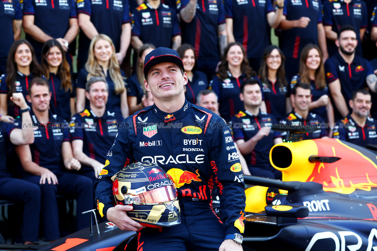 GP ABU DHABI, Max Verstappen (NLD) Red Bull Racing at a team photograph.

26.11.2023. Formula 1 World Championship, Rd 23, Abu Dhabi Grand Prix, Yas Marina Circuit, Abu Dhabi, Gara Day.

- www.xpbimages.com, EMail: requests@xpbimages.com © Copyright: Batchelor / XPB Images