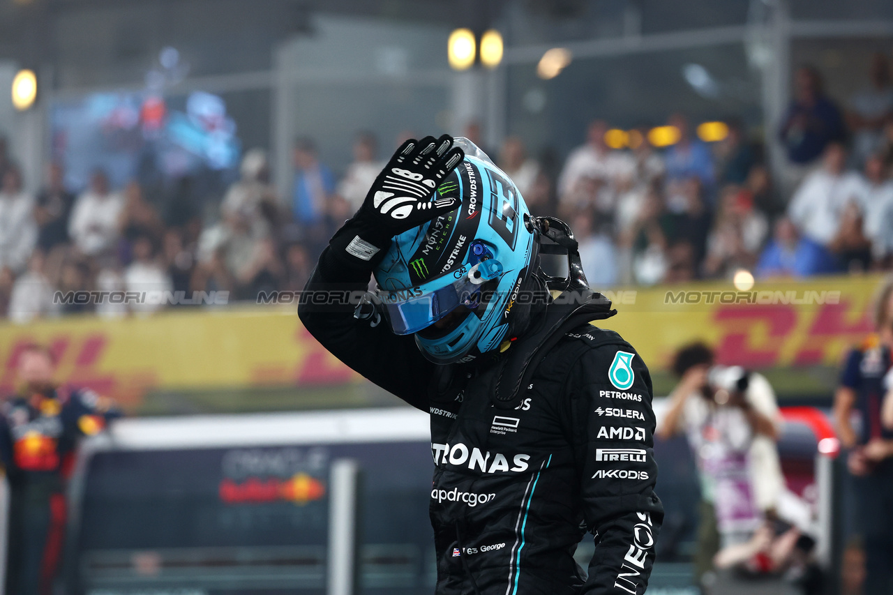 GP ABU DHABI, George Russell (GBR) Mercedes AMG F1 celebrates his third position in parc ferme.

26.11.2023. Formula 1 World Championship, Rd 23, Abu Dhabi Grand Prix, Yas Marina Circuit, Abu Dhabi, Gara Day.

 - www.xpbimages.com, EMail: requests@xpbimages.com © Copyright: Coates / XPB Images