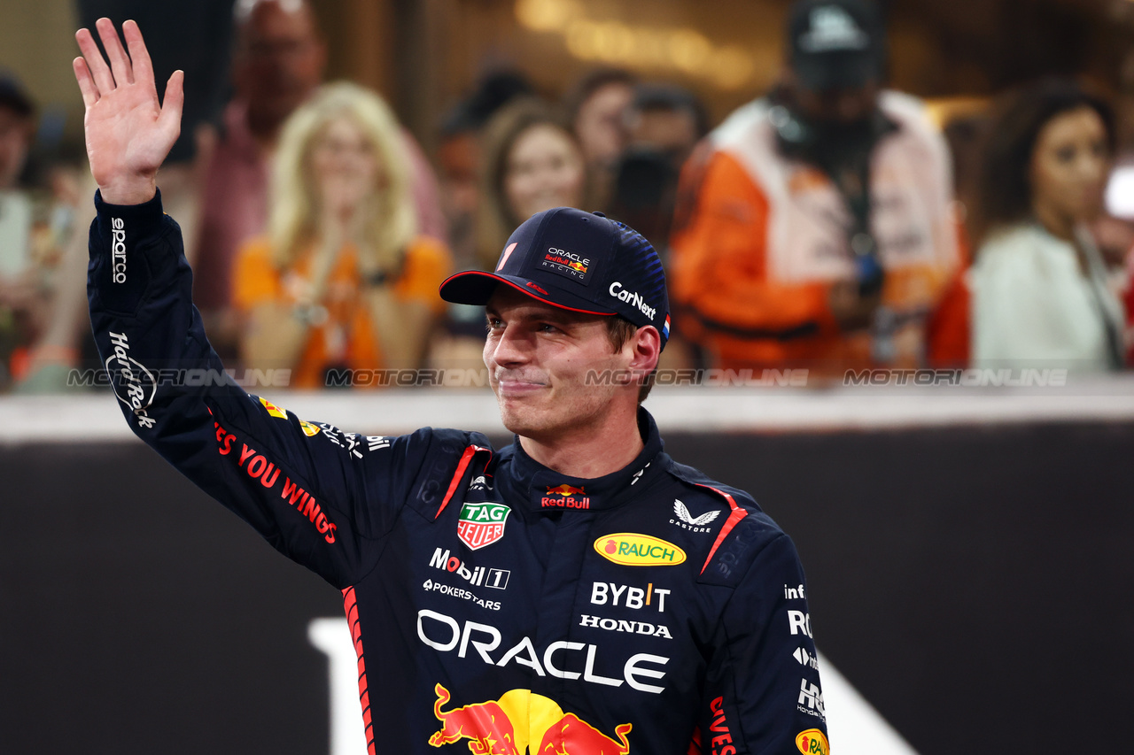 GP ABU DHABI, Gara winner Max Verstappen (NLD) Red Bull Racing celebrates in parc ferme.

26.11.2023. Formula 1 World Championship, Rd 23, Abu Dhabi Grand Prix, Yas Marina Circuit, Abu Dhabi, Gara Day.

 - www.xpbimages.com, EMail: requests@xpbimages.com © Copyright: Coates / XPB Images