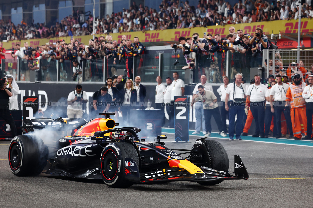 GP ABU DHABI, Gara winner Max Verstappen (NLD) Red Bull Racing RB19 celebrates with doughnuts at the end of the race in parc ferme.

26.11.2023. Formula 1 World Championship, Rd 23, Abu Dhabi Grand Prix, Yas Marina Circuit, Abu Dhabi, Gara Day.

 - www.xpbimages.com, EMail: requests@xpbimages.com © Copyright: Coates / XPB Images