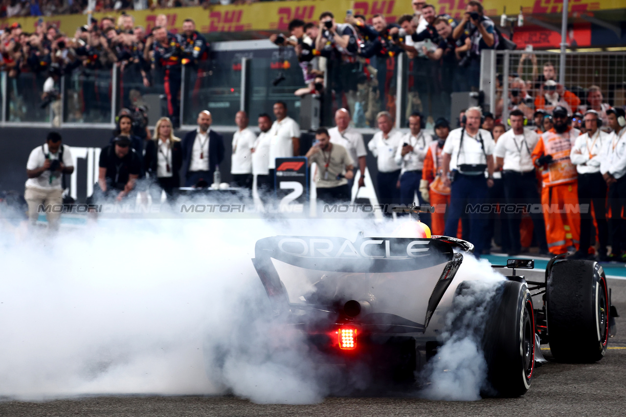 GP ABU DHABI, Gara winner Max Verstappen (NLD) Red Bull Racing RB19 celebrates with doughnuts at the end of the race in parc ferme.

26.11.2023. Formula 1 World Championship, Rd 23, Abu Dhabi Grand Prix, Yas Marina Circuit, Abu Dhabi, Gara Day.

 - www.xpbimages.com, EMail: requests@xpbimages.com © Copyright: Coates / XPB Images