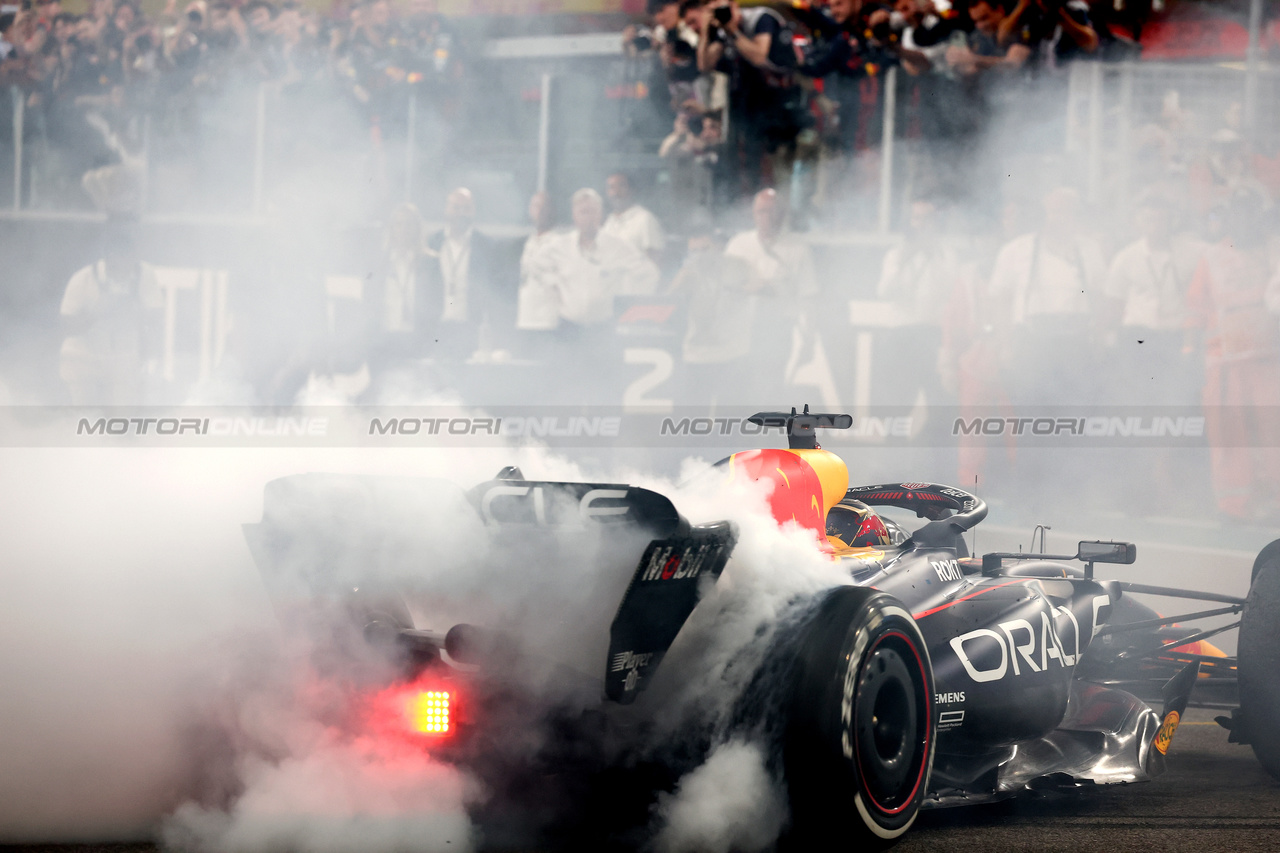 GP ABU DHABI, Gara winner Max Verstappen (NLD) Red Bull Racing RB19 celebrates with doughnuts at the end of the race in parc ferme.

26.11.2023. Formula 1 World Championship, Rd 23, Abu Dhabi Grand Prix, Yas Marina Circuit, Abu Dhabi, Gara Day.

 - www.xpbimages.com, EMail: requests@xpbimages.com © Copyright: Coates / XPB Images