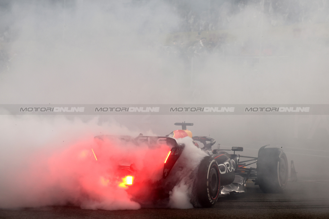 GP ABU DHABI, Gara winner Max Verstappen (NLD) Red Bull Racing RB19 celebrates with doughnuts at the end of the race in parc ferme.

26.11.2023. Formula 1 World Championship, Rd 23, Abu Dhabi Grand Prix, Yas Marina Circuit, Abu Dhabi, Gara Day.

 - www.xpbimages.com, EMail: requests@xpbimages.com © Copyright: Coates / XPB Images