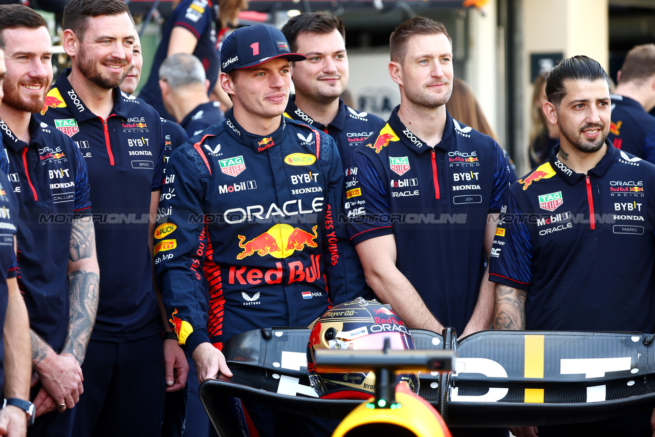 GP ABU DHABI, Max Verstappen (NLD) Red Bull Racing at a team photograph.

26.11.2023. Formula 1 World Championship, Rd 23, Abu Dhabi Grand Prix, Yas Marina Circuit, Abu Dhabi, Gara Day.

- www.xpbimages.com, EMail: requests@xpbimages.com © Copyright: Batchelor / XPB Images