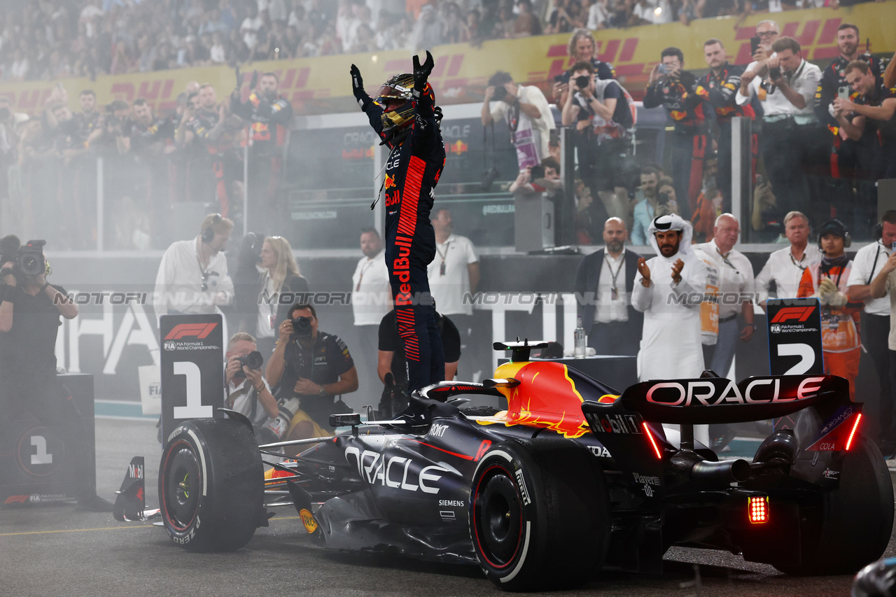 GP ABU DHABI, Gara winner Max Verstappen (NLD) Red Bull Racing RB19 celebrates in parc ferme.

26.11.2023. Formula 1 World Championship, Rd 23, Abu Dhabi Grand Prix, Yas Marina Circuit, Abu Dhabi, Gara Day.

 - www.xpbimages.com, EMail: requests@xpbimages.com © Copyright: Coates / XPB Images