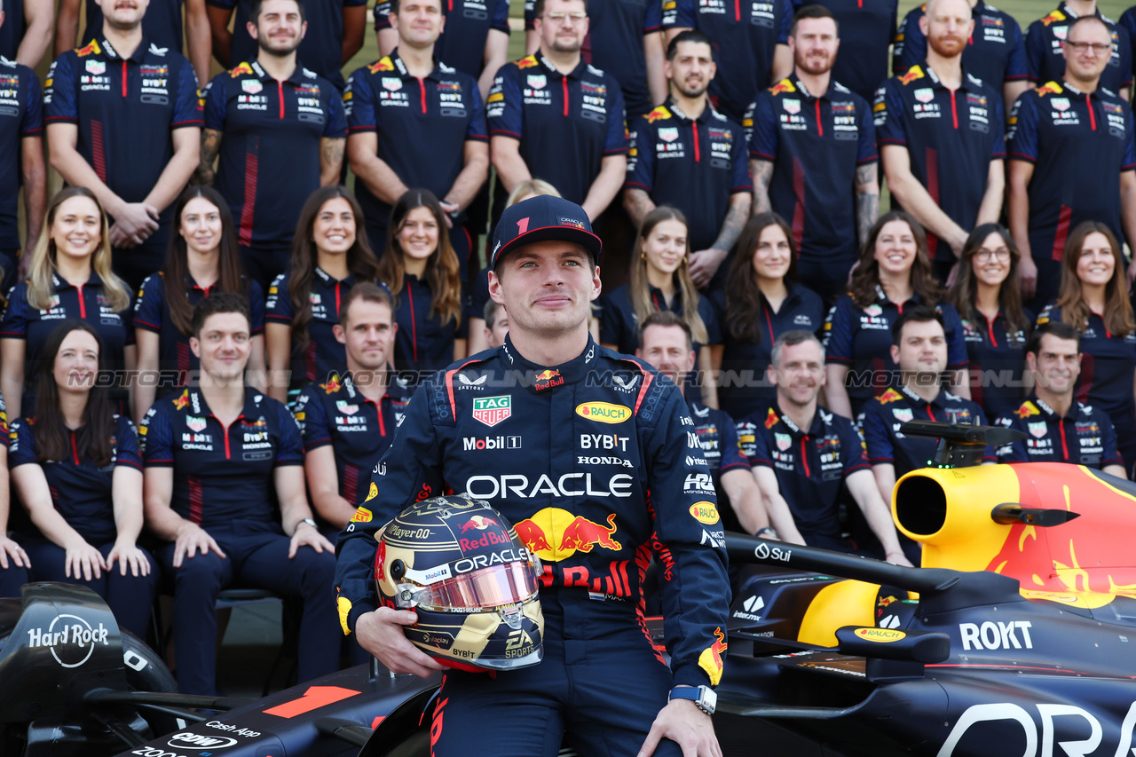 GP ABU DHABI, Max Verstappen (NLD) Red Bull Racing at a team photograph.

26.11.2023. Formula 1 World Championship, Rd 23, Abu Dhabi Grand Prix, Yas Marina Circuit, Abu Dhabi, Gara Day.

- www.xpbimages.com, EMail: requests@xpbimages.com © Copyright: Moy / XPB Images