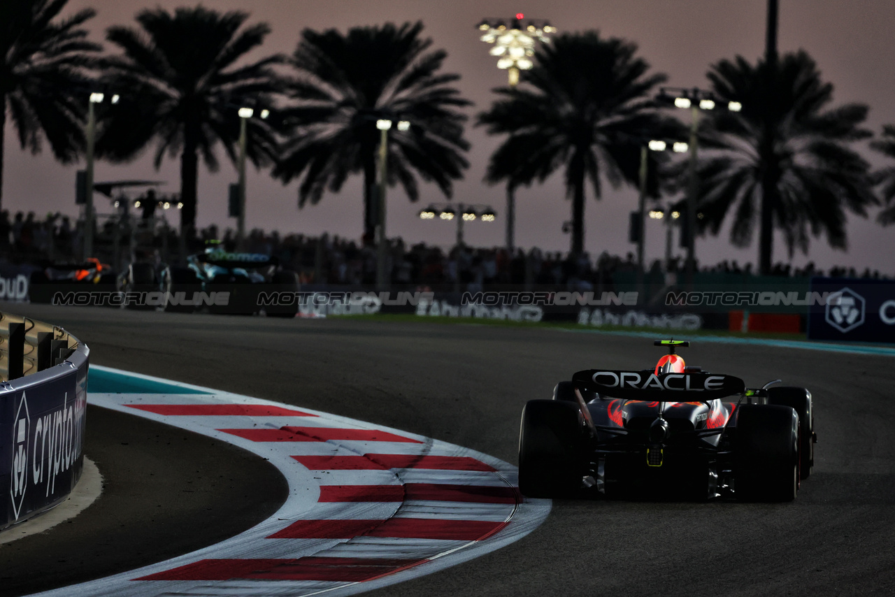 GP ABU DHABI, Sergio Perez (MEX) Red Bull Racing RB19.

26.11.2023. Formula 1 World Championship, Rd 23, Abu Dhabi Grand Prix, Yas Marina Circuit, Abu Dhabi, Gara Day.

 - www.xpbimages.com, EMail: requests@xpbimages.com © Copyright: Coates / XPB Images