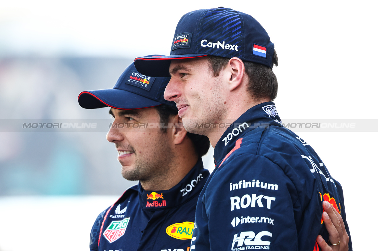 GP ABU DHABI, Max Verstappen (NLD), Red Bull Racing Sergio Perez (MEX), Red Bull Racing 
26.11.2023. Formula 1 World Championship, Rd 23, Abu Dhabi Grand Prix, Yas Marina Circuit, Abu Dhabi, Gara Day.
- www.xpbimages.com, EMail: requests@xpbimages.com © Copyright: Charniaux / XPB Images