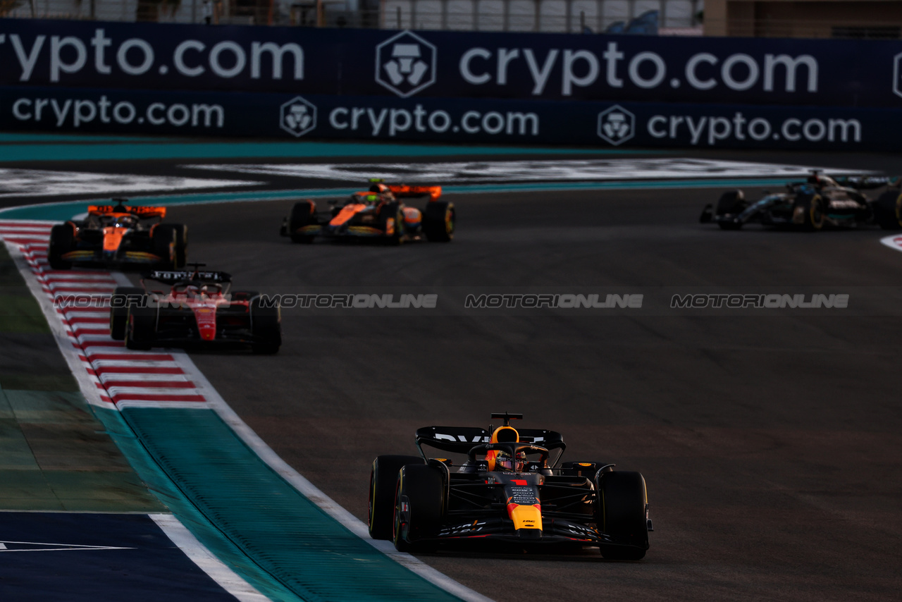 GP ABU DHABI, Max Verstappen (NLD) Red Bull Racing RB19.

26.11.2023. Formula 1 World Championship, Rd 23, Abu Dhabi Grand Prix, Yas Marina Circuit, Abu Dhabi, Gara Day.

 - www.xpbimages.com, EMail: requests@xpbimages.com © Copyright: Coates / XPB Images