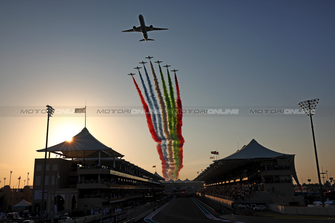 GP ABU DHABI, griglia Atmosfera - air display.

26.11.2023. Formula 1 World Championship, Rd 23, Abu Dhabi Grand Prix, Yas Marina Circuit, Abu Dhabi, Gara Day.

 - www.xpbimages.com, EMail: requests@xpbimages.com © Copyright: Coates / XPB Images