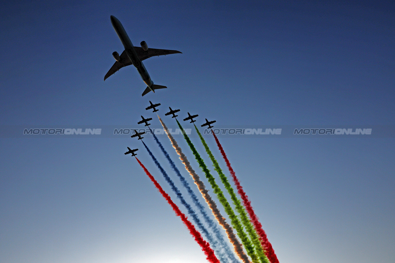 GP ABU DHABI, griglia Atmosfera - air display.

26.11.2023. Formula 1 World Championship, Rd 23, Abu Dhabi Grand Prix, Yas Marina Circuit, Abu Dhabi, Gara Day.

 - www.xpbimages.com, EMail: requests@xpbimages.com © Copyright: Coates / XPB Images