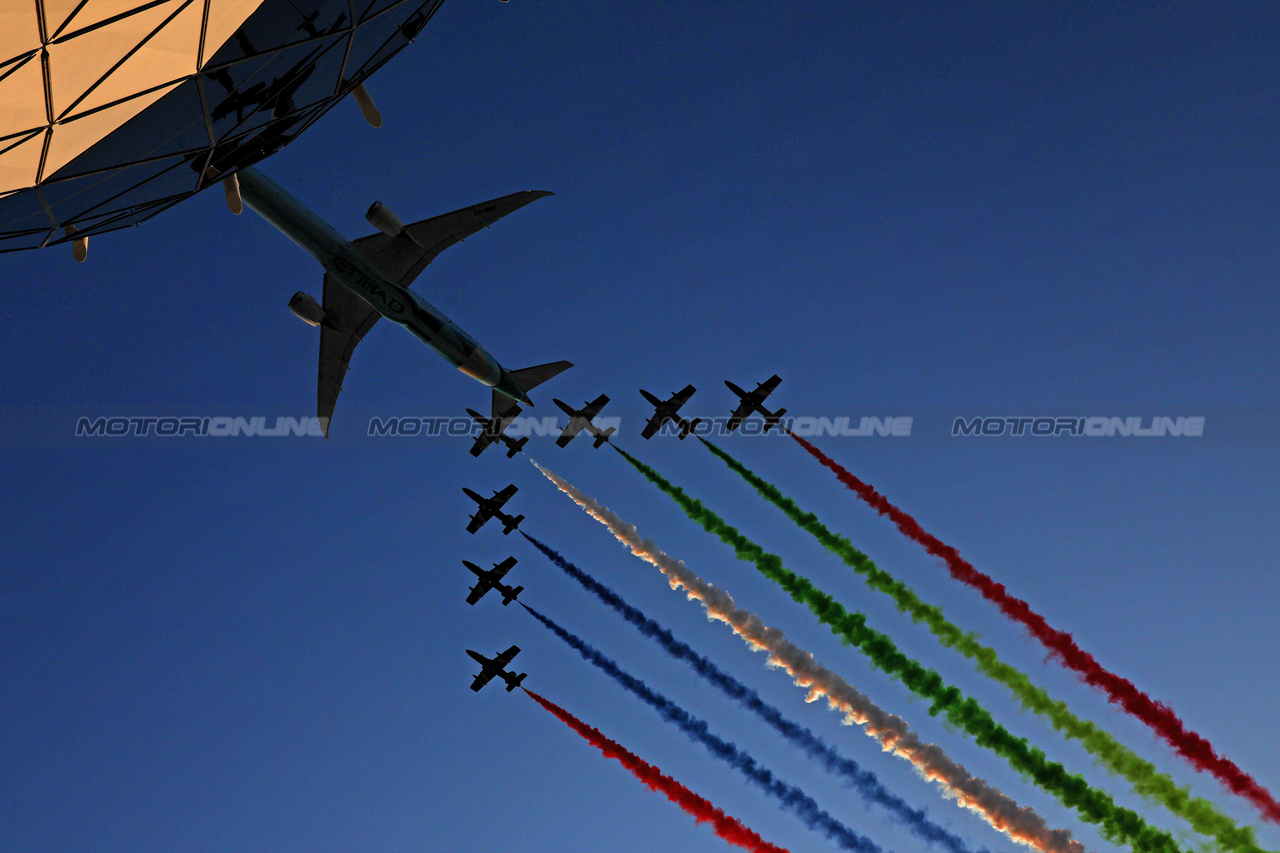 GP ABU DHABI, griglia Atmosfera - air display.

26.11.2023. Formula 1 World Championship, Rd 23, Abu Dhabi Grand Prix, Yas Marina Circuit, Abu Dhabi, Gara Day.

 - www.xpbimages.com, EMail: requests@xpbimages.com © Copyright: Coates / XPB Images